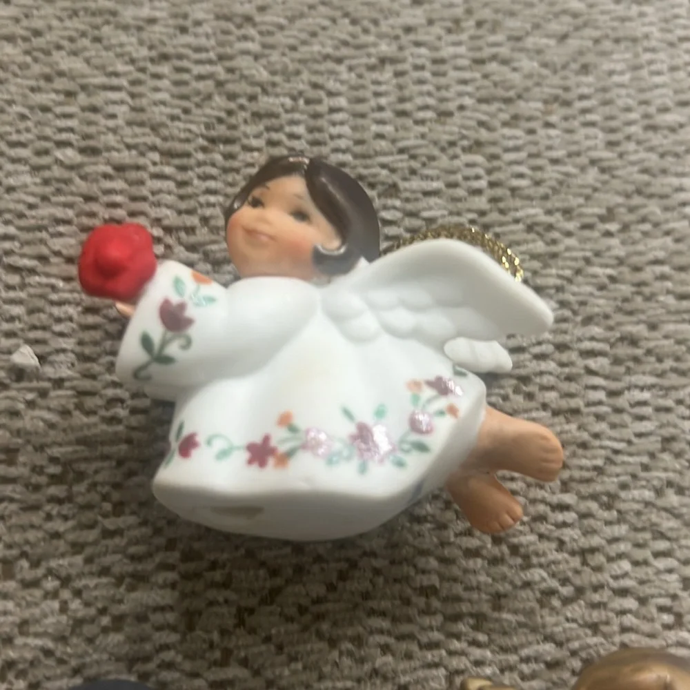 VINTAGE 1983 Avon Christmas Ornament Collection: Peace on Earth Angles